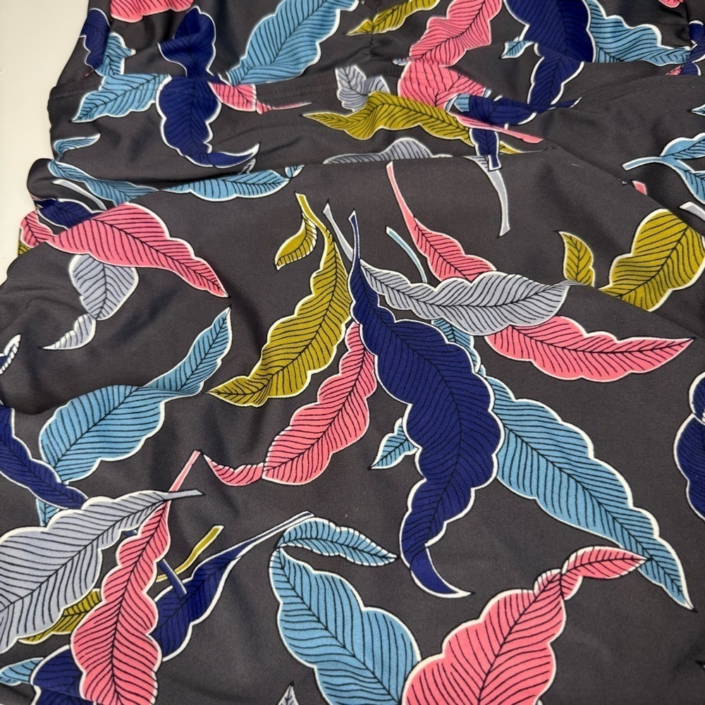Boden Black Blue and Pink Leaf Patterned Camisole Tankini TOP ONLY Size US 4 GUC - Picture 2 of 6